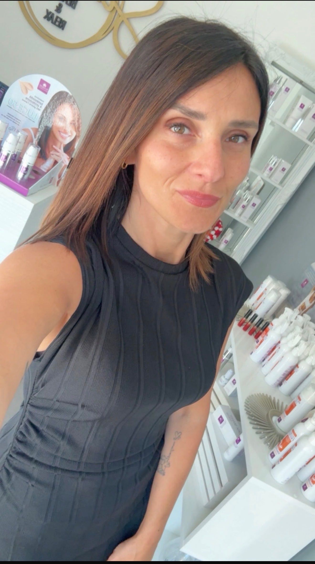 Ornella, la titolare, nel suo centro accanto agli scaffali dei prodotti